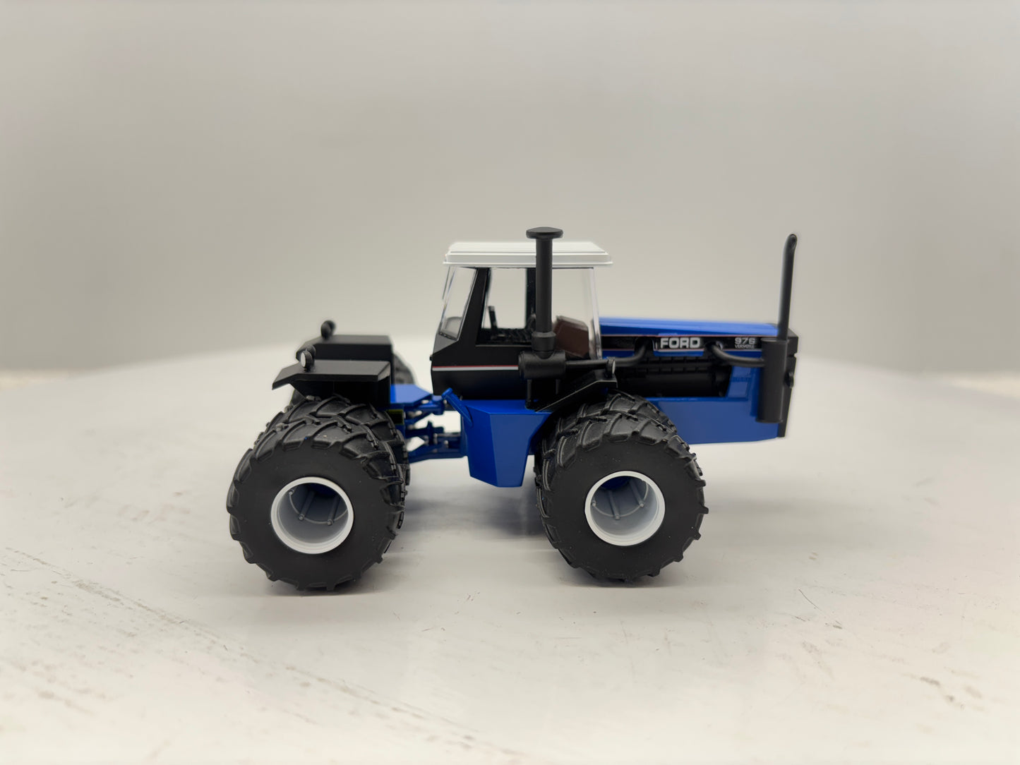 1/64 Ford Versatile 1156