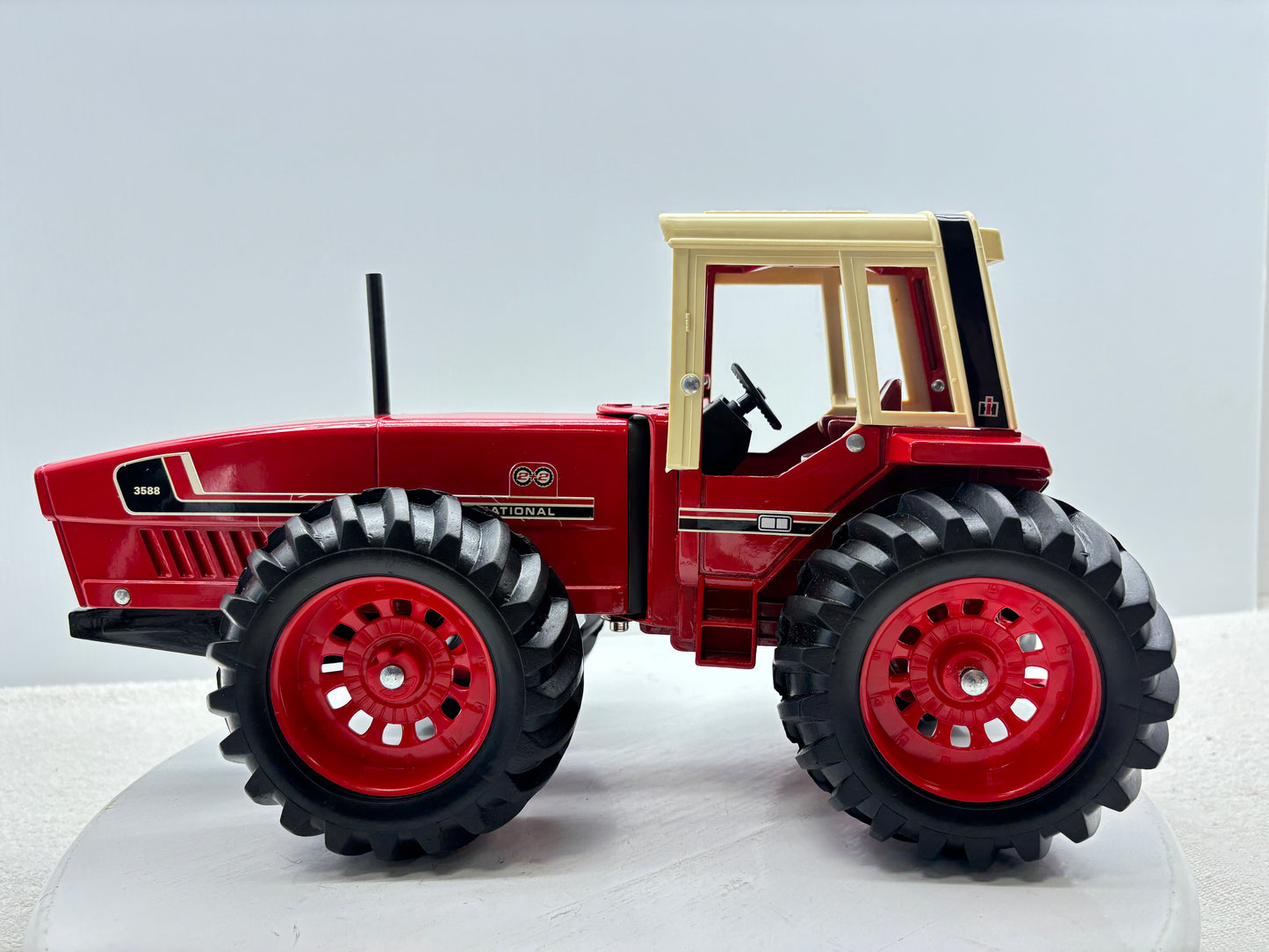 1/16 International 3588