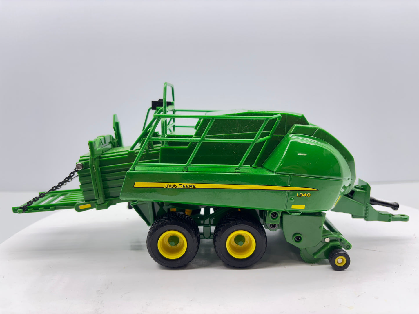 1/32 John Deere L340