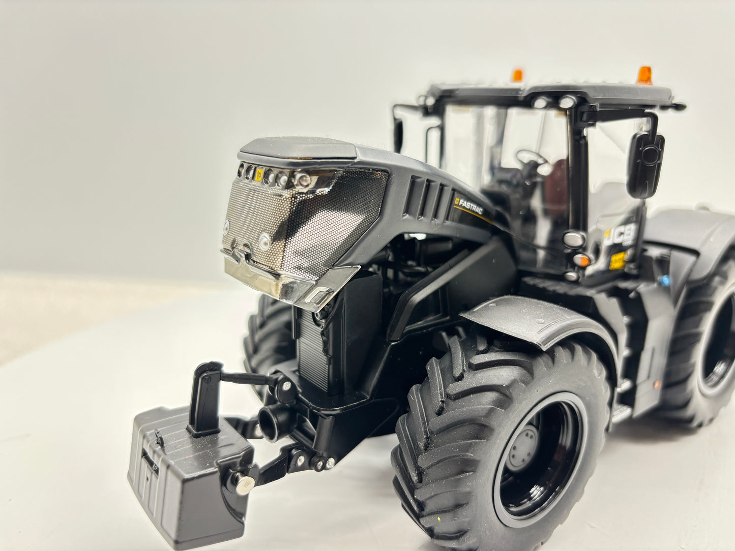 1/32 JCB 8330 Black Stealth