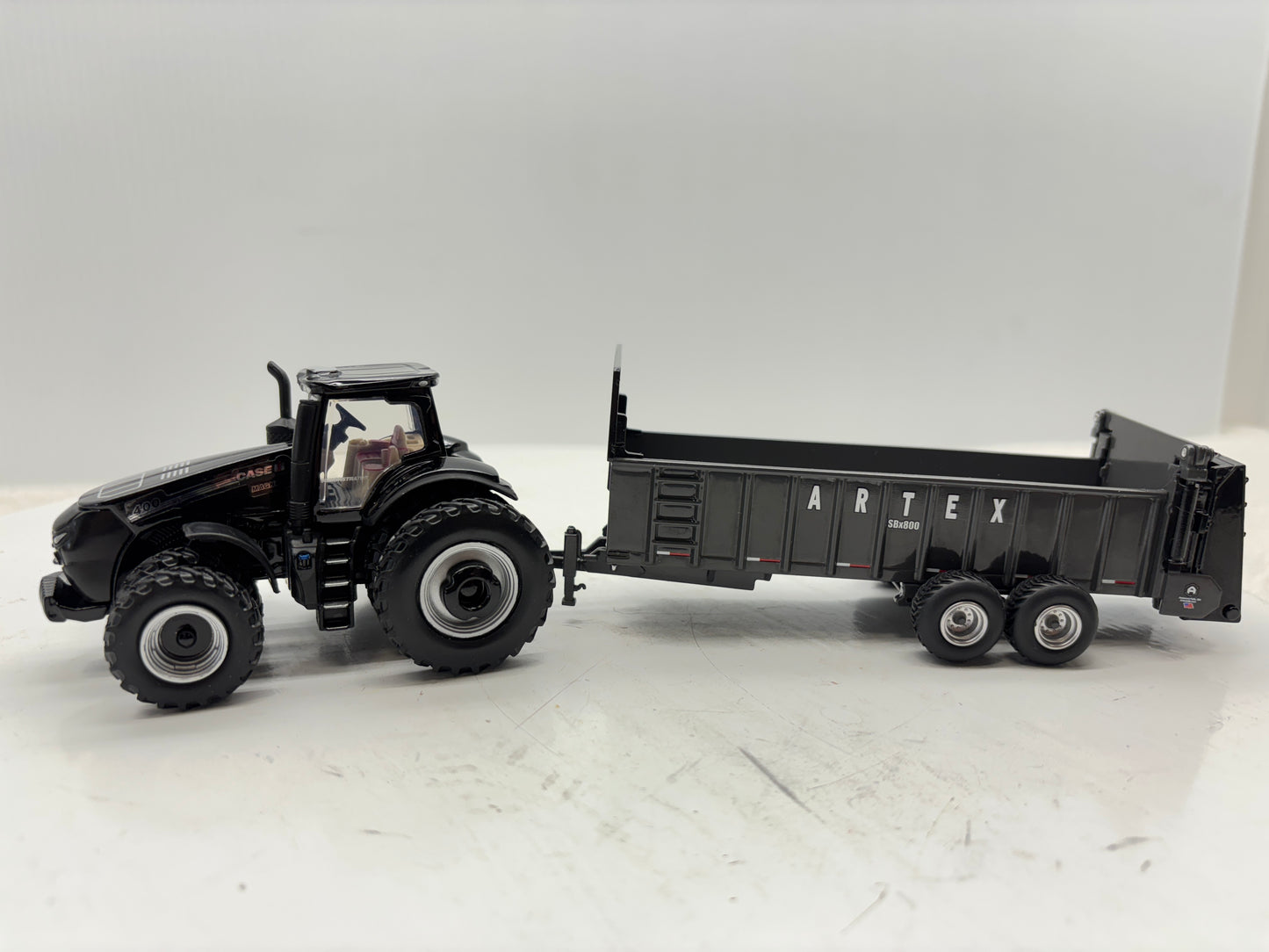 1/64 Case IH Magnum 400 Black