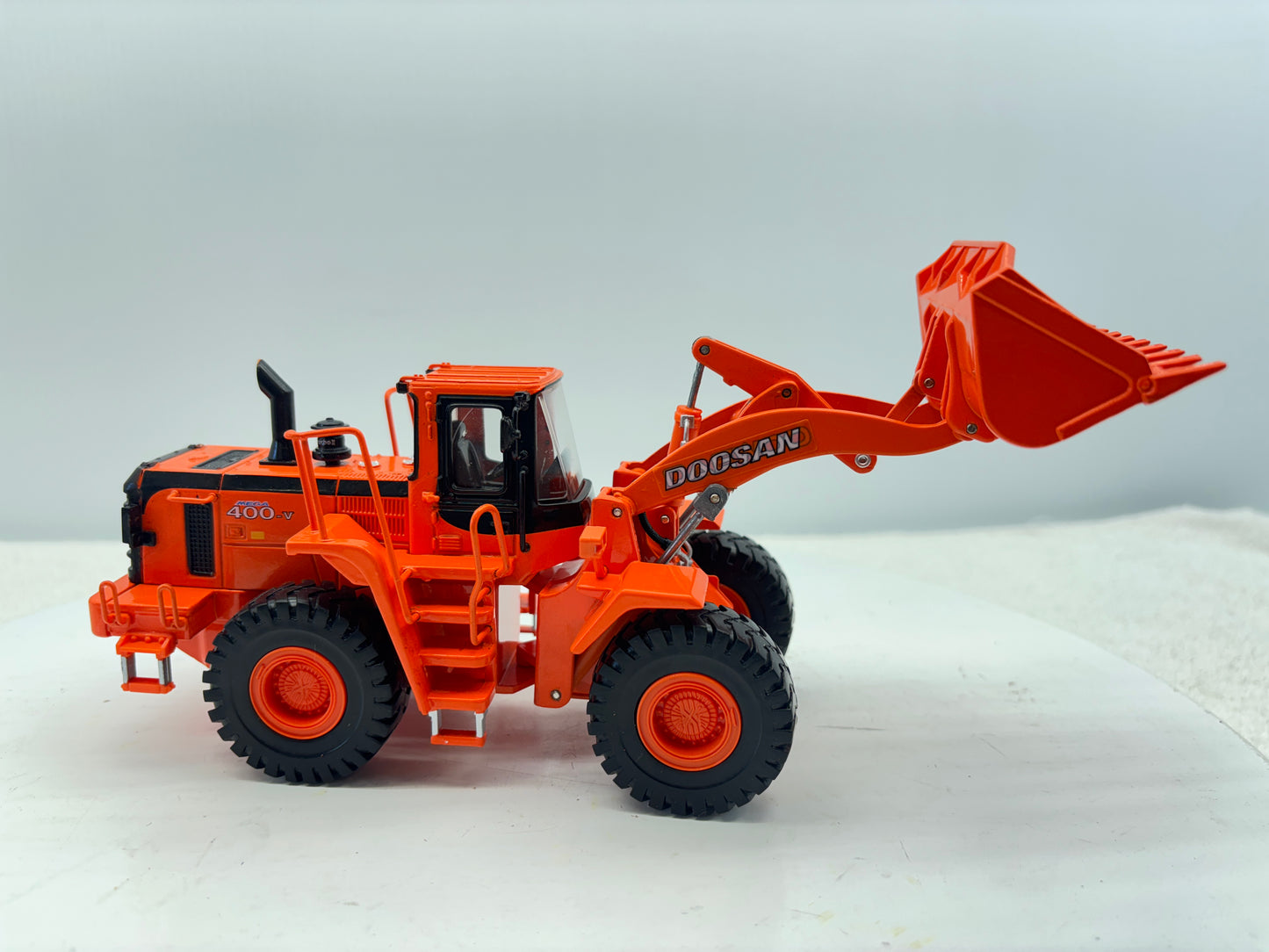 1/40 Doosan 400V Wheel Loader