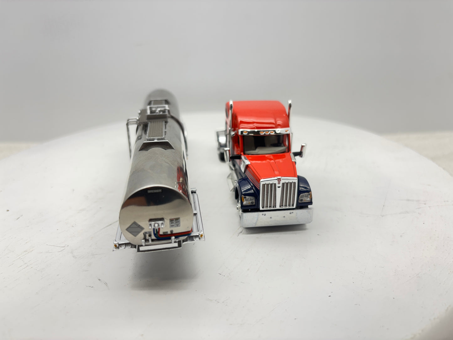 1/64 Kenworth W990 76'' Midroof (Orange-Blue)