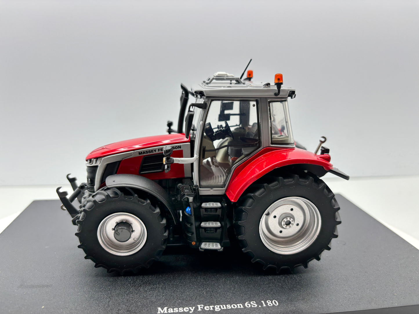 1/32 Massey Ferguson 65.180 Red