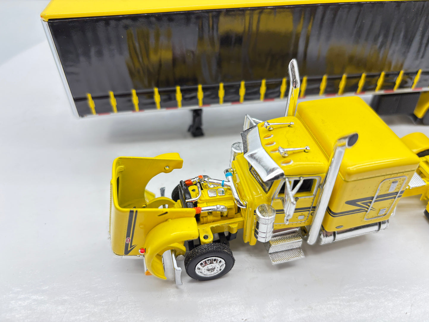1/64 Peterbilt 63'' Flat Top (Yellow)