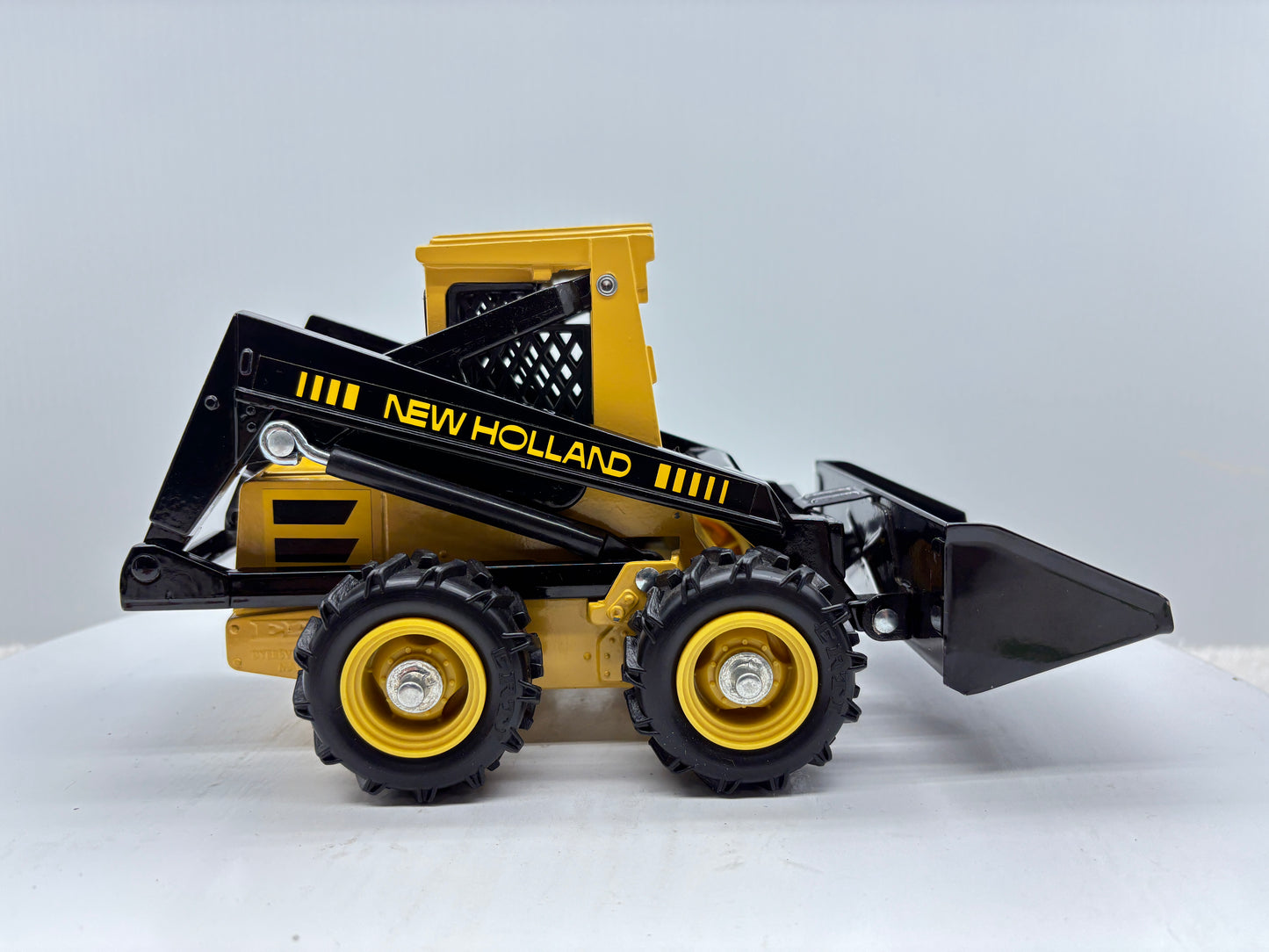 1/16 New Holland Skid-Steer