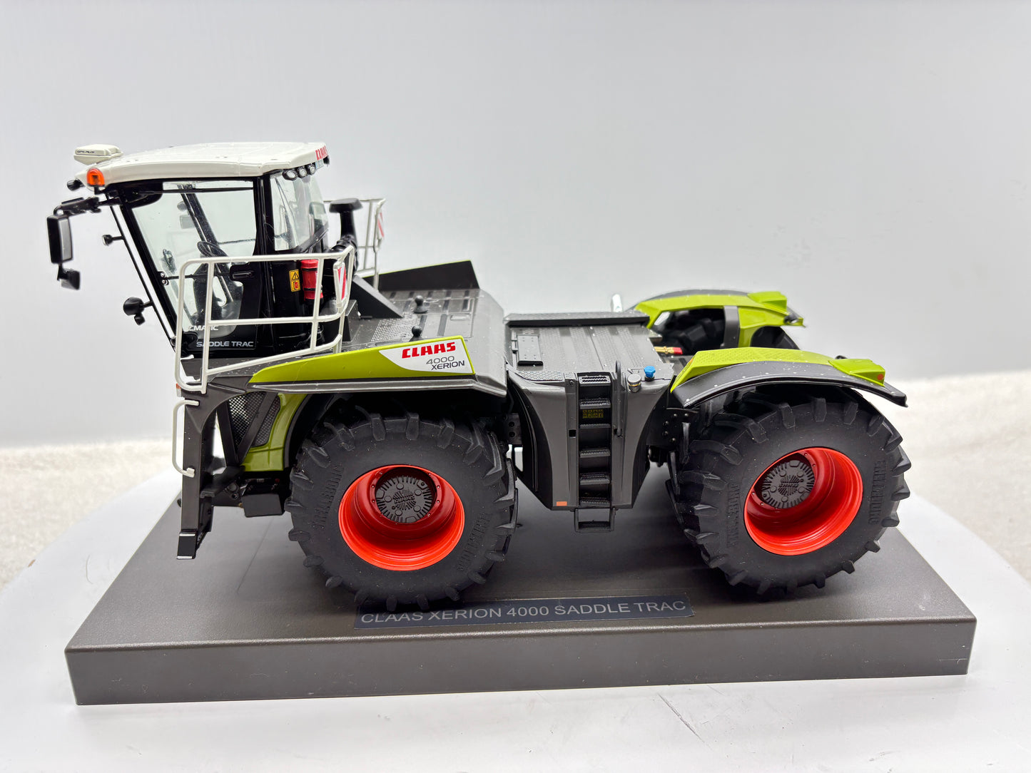 1/32 Claas Xerion 4000 Saddle Trac