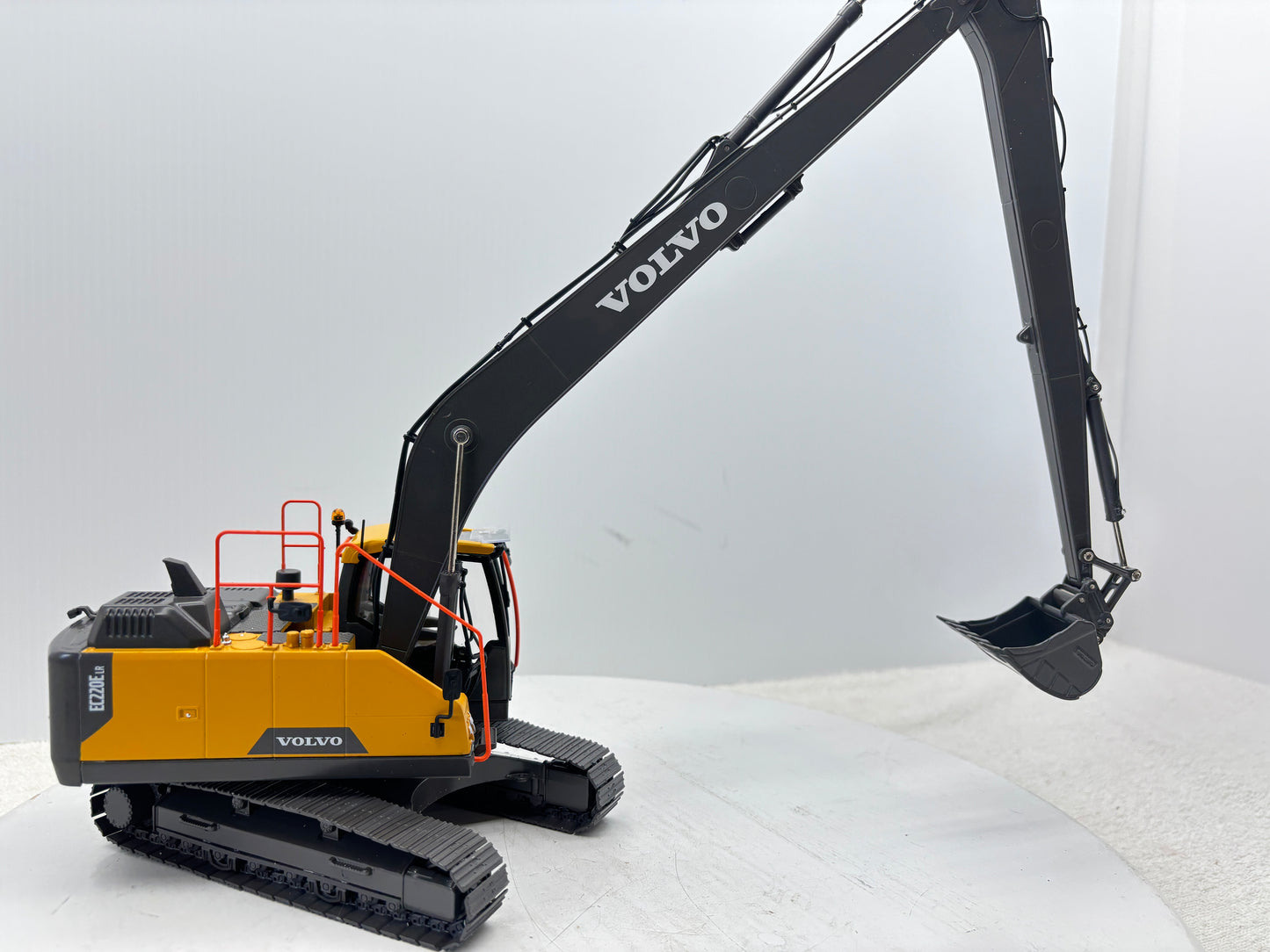1/32 Volvo EC220ELR