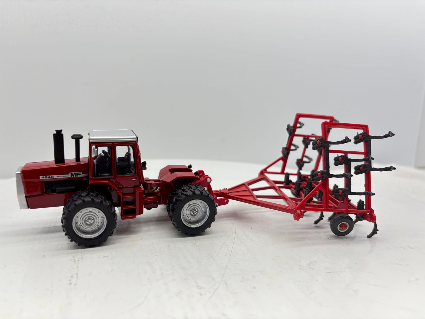 1/64 Massey Ferguson 4840 NFTS