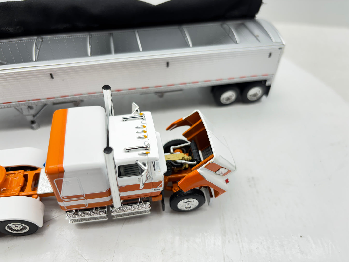 1/64 Ford LTL - 9000