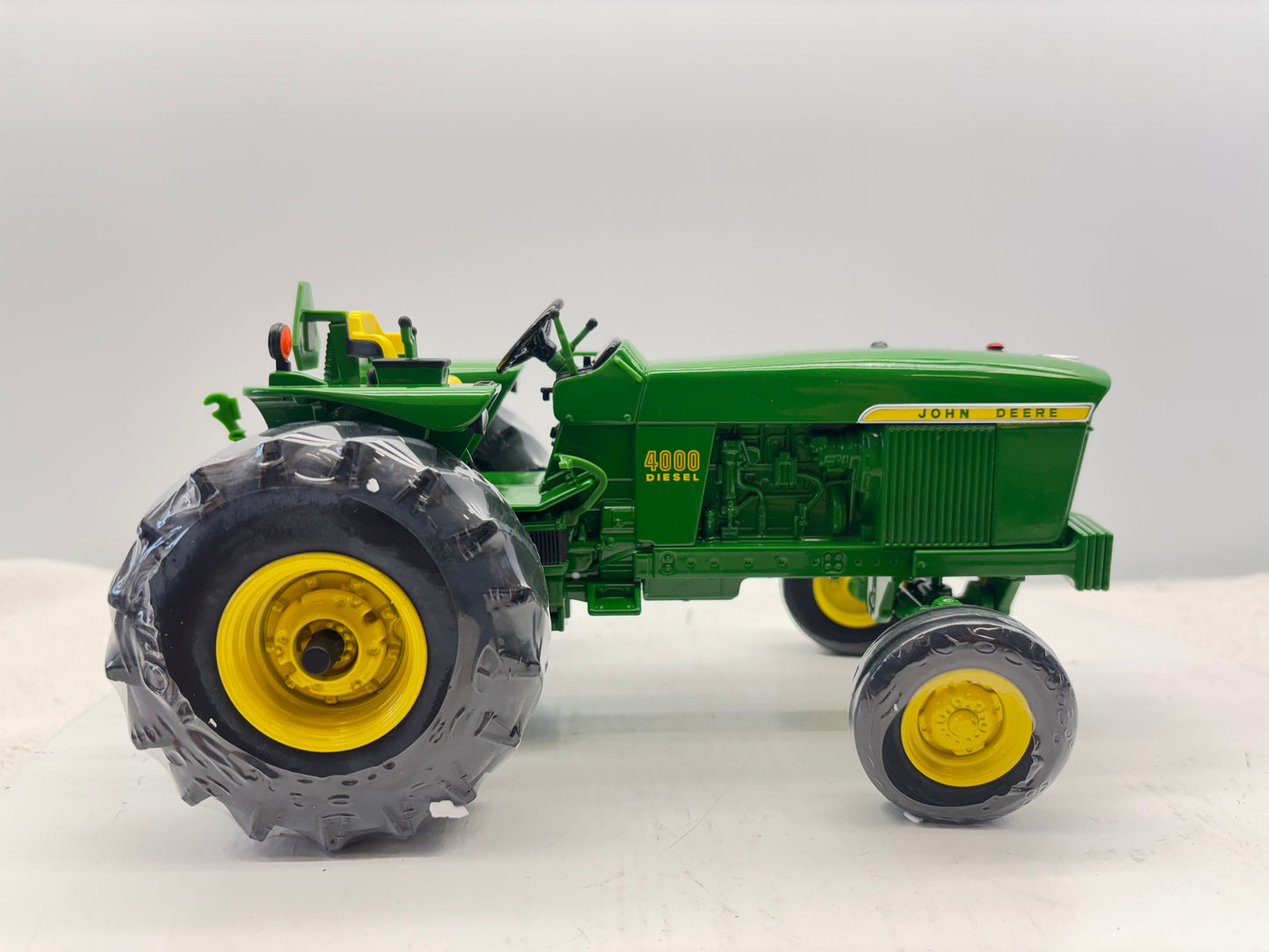 1/16 John Deere 4000 Two Cylinder