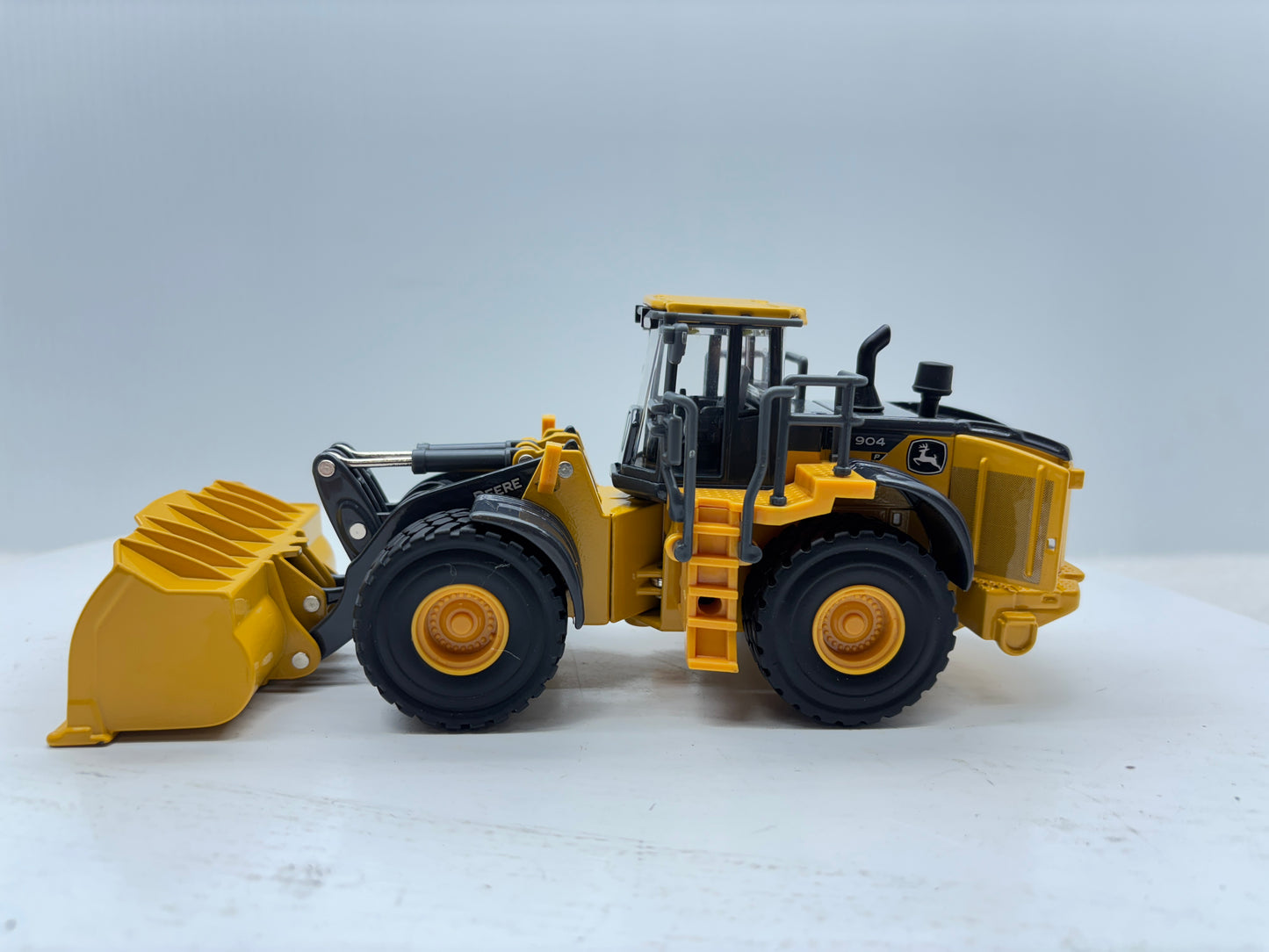 1/50 John Deere 904 P-Tier Prestige