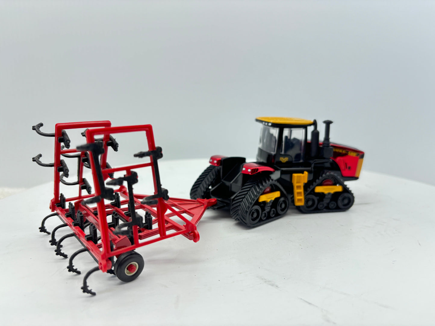 1/64 Versatile 580 DeltaTrak Chase