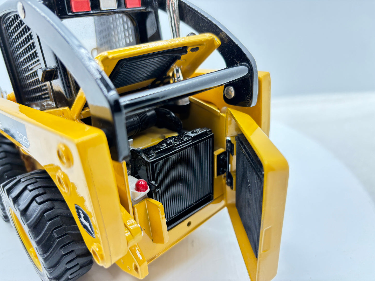 1/16 John Deere 320