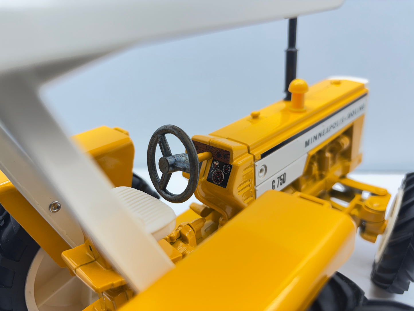 1/16 Minneapolis-Moline G-750 Toy Farmer Duals
