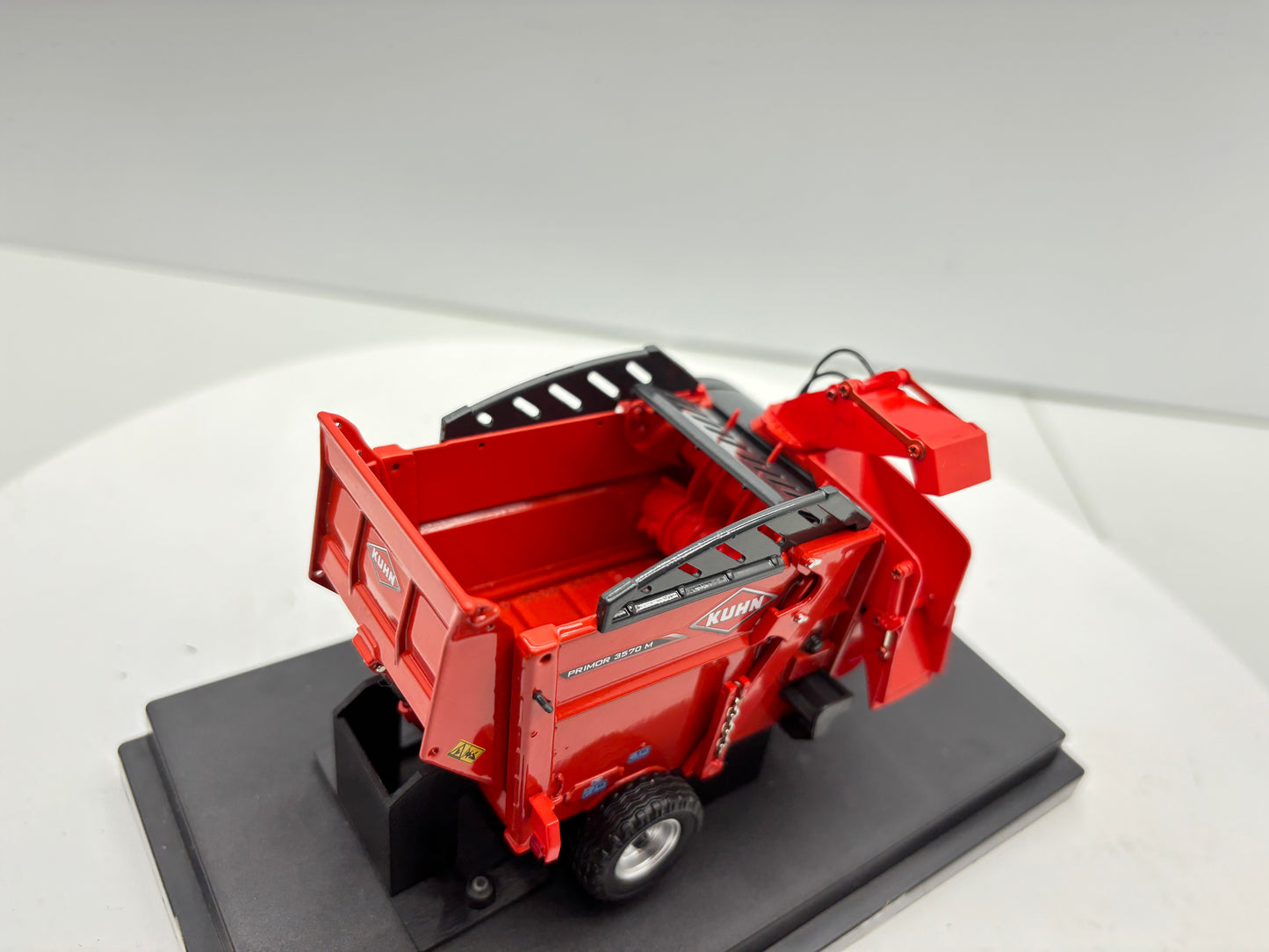 1/32 Kuhn Primor 3570 M
