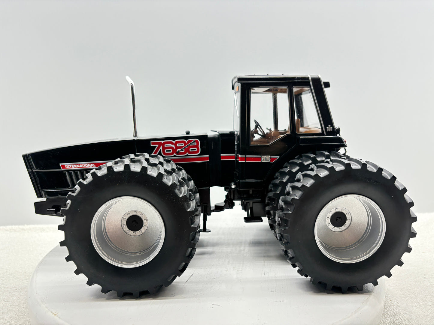 1/16 International 7688 Black