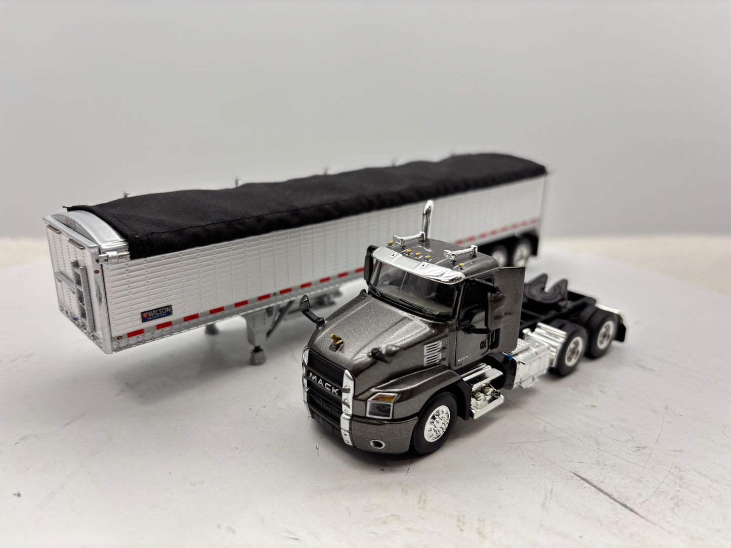 1/64 Mack Anthem Grey