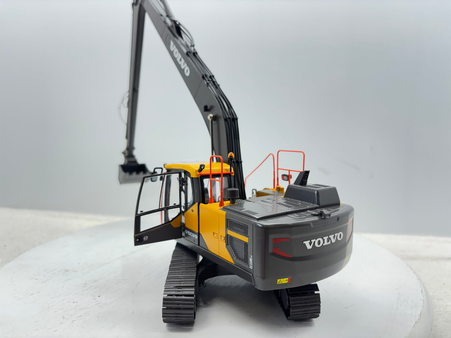 1/32 Volvo EC220ELR