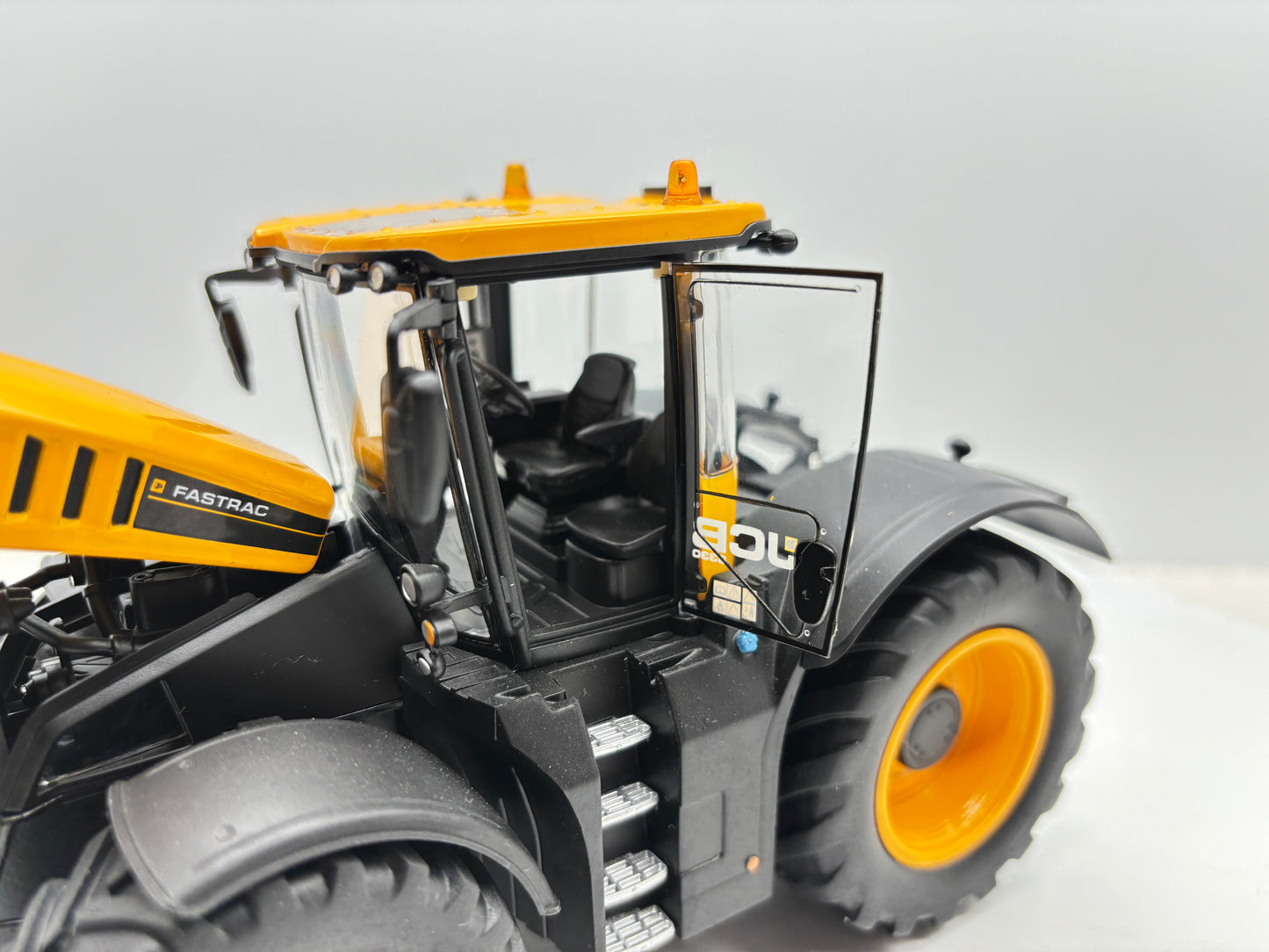 1/32 JCB Fastrac 8330
