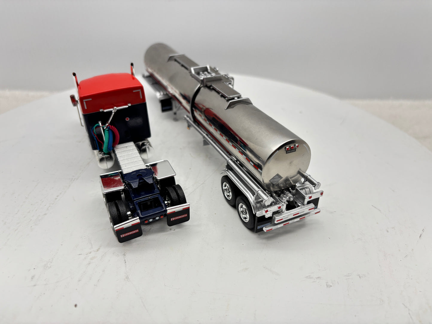 1/64 Kenworth W990 76'' Midroof (Orange-Blue)