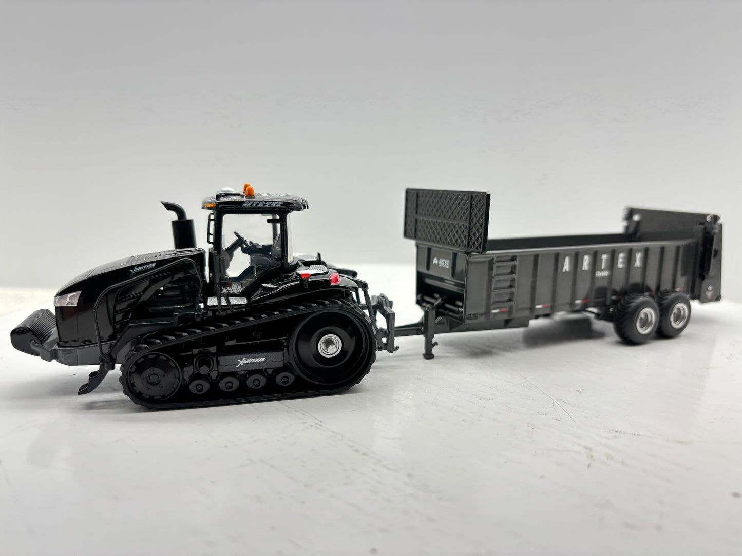 1/64 Challenger MT875E Black