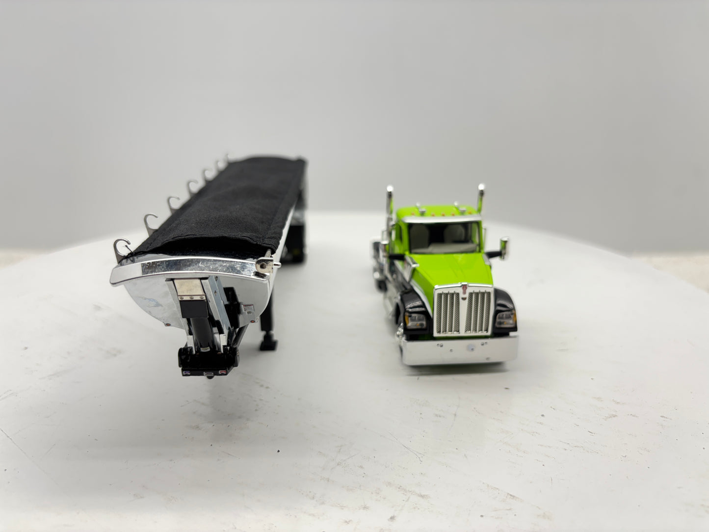 1/64 Kenworth W990 Day Cab (Green-Black)