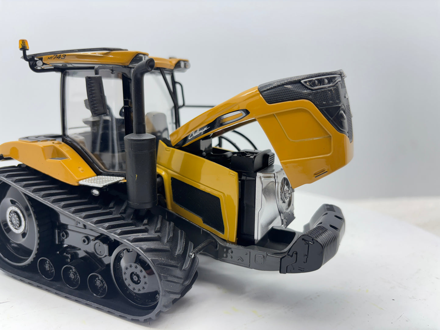 1/32 Challenger MT743