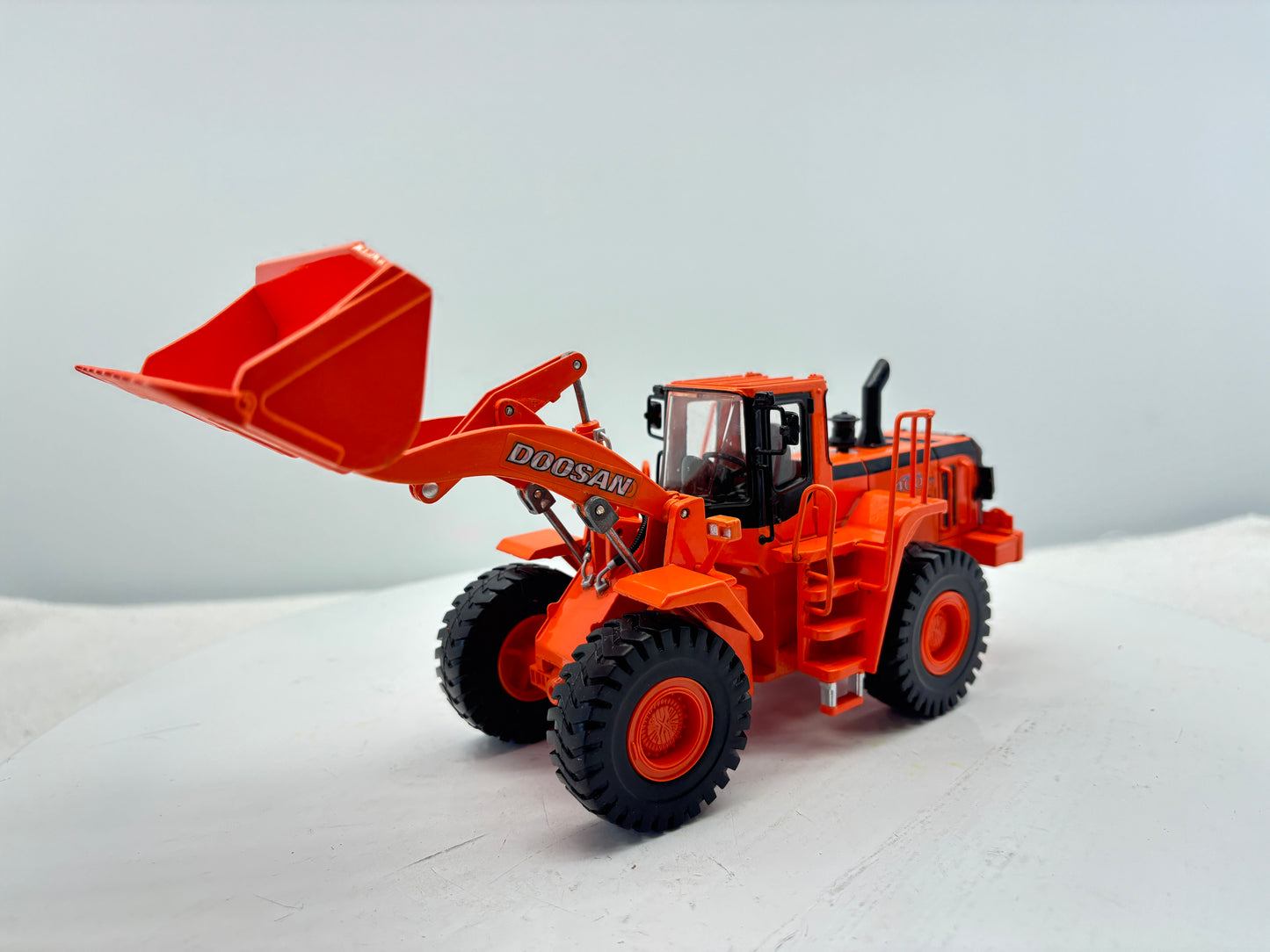 1/40 Doosan 400V Wheel Loader