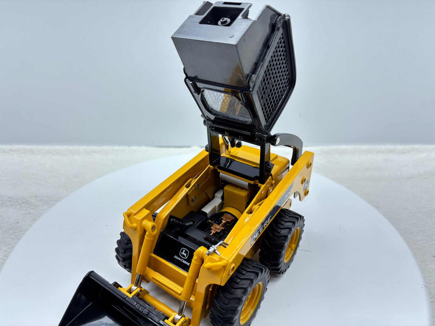 1/16 John Deere 320