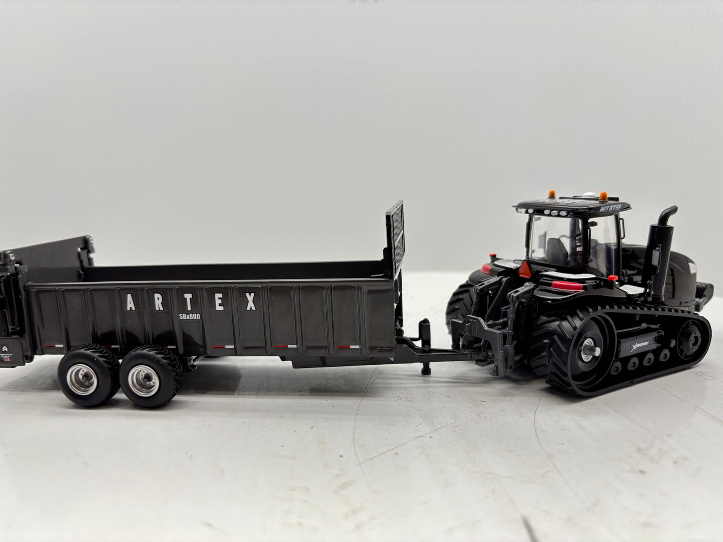 1/64 Challenger MT875E Black
