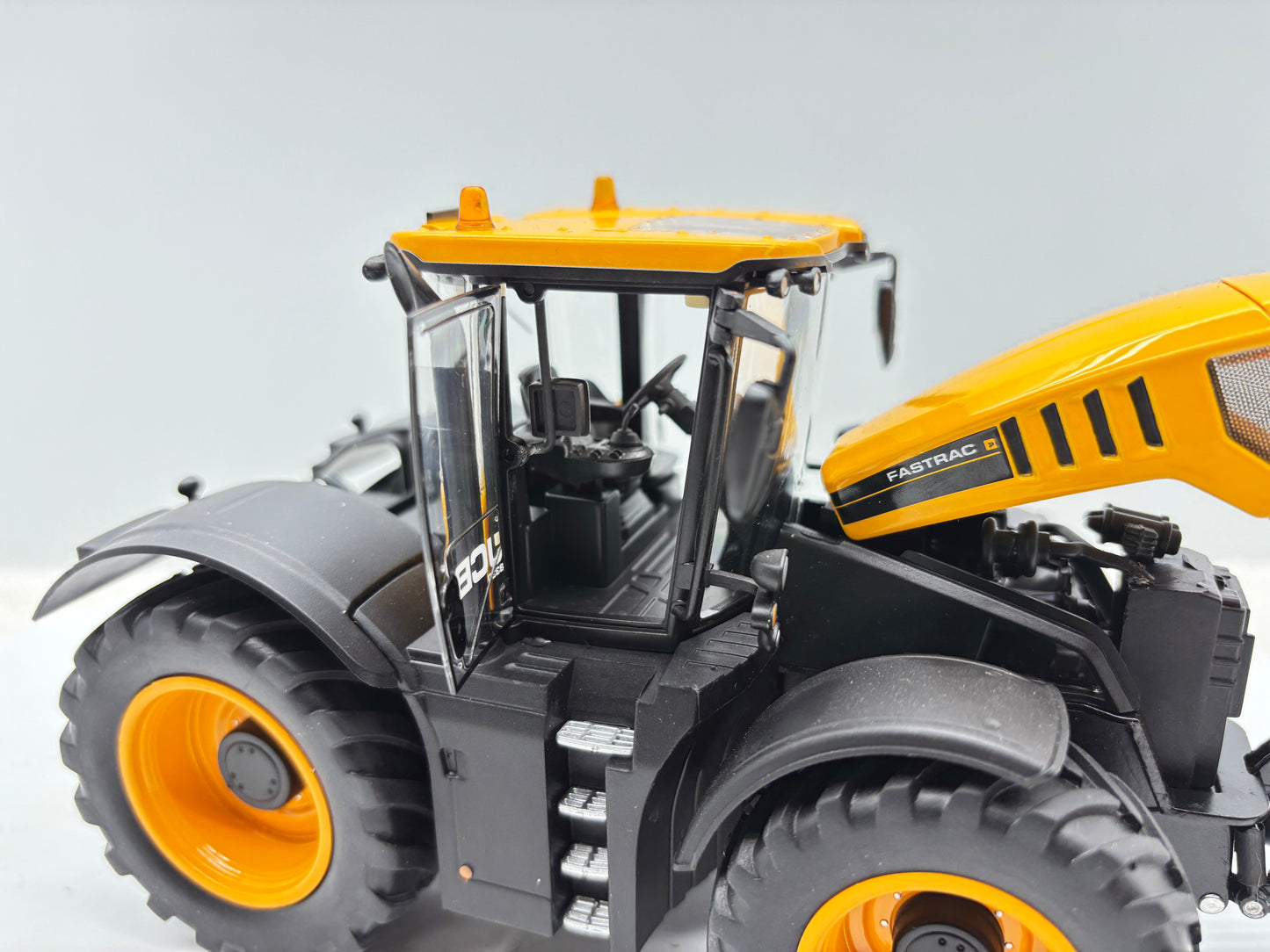 1/32 JCB Fastrac 8330