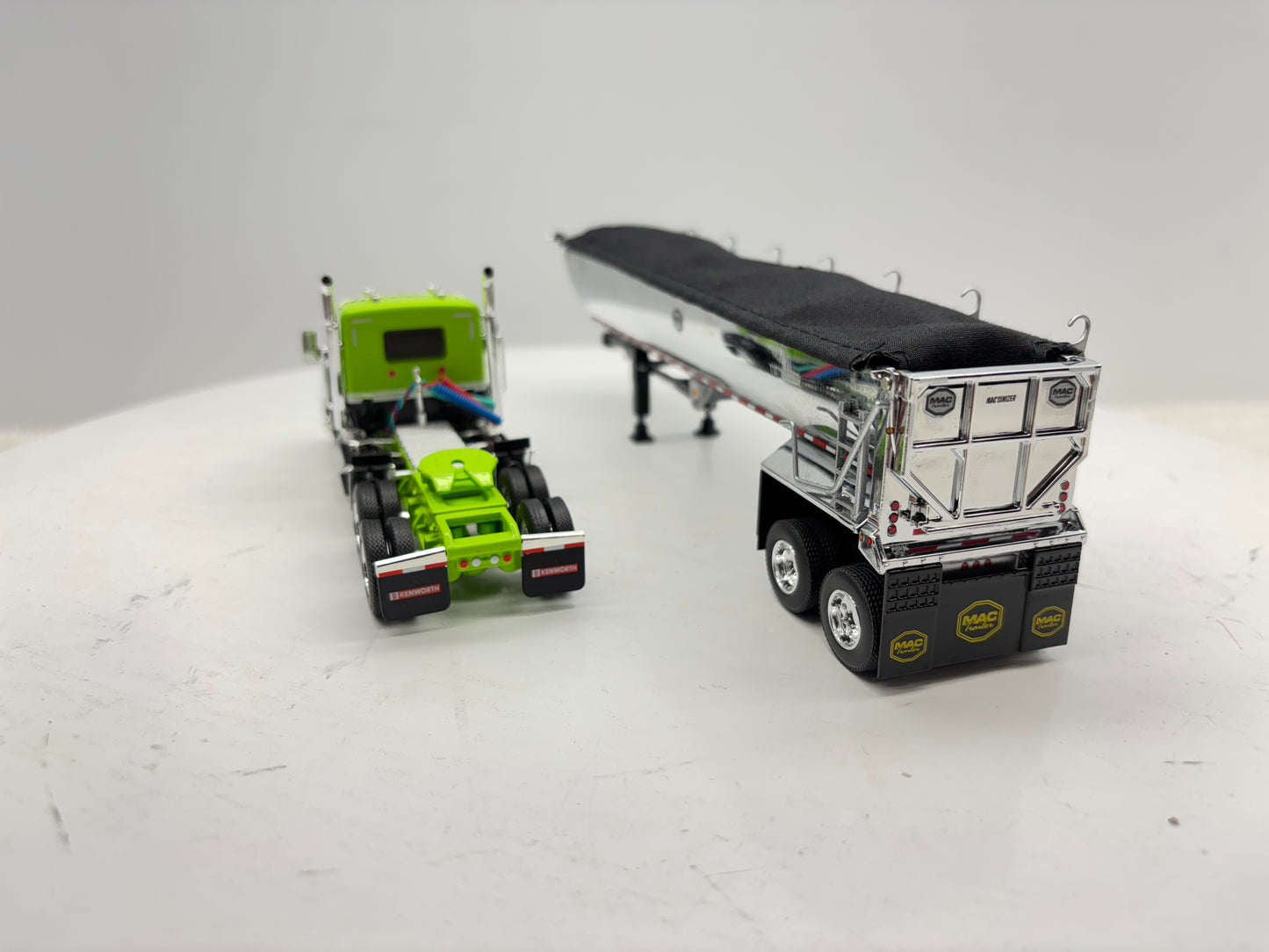 1/64 Kenworth W990 Day Cab (Green-Black)