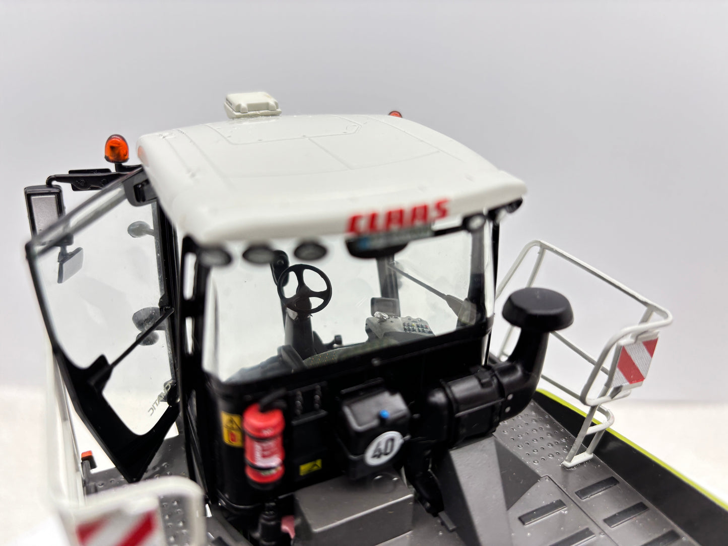 1/32 Claas Xerion 4000 Saddle Trac
