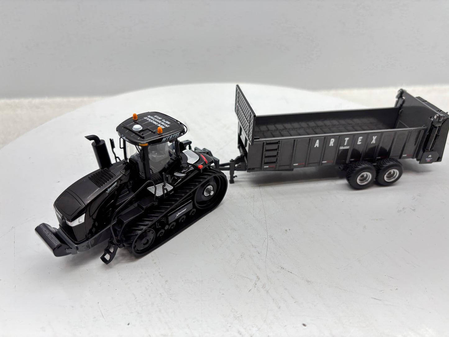 1/64 Challenger MT875E Black