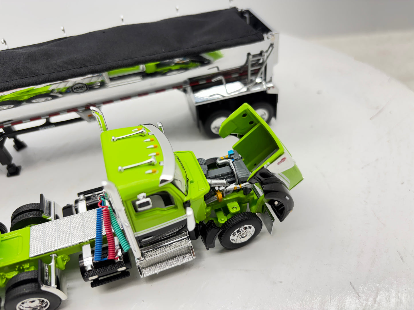 1/64 Kenworth W990 Day Cab (Green-Black)
