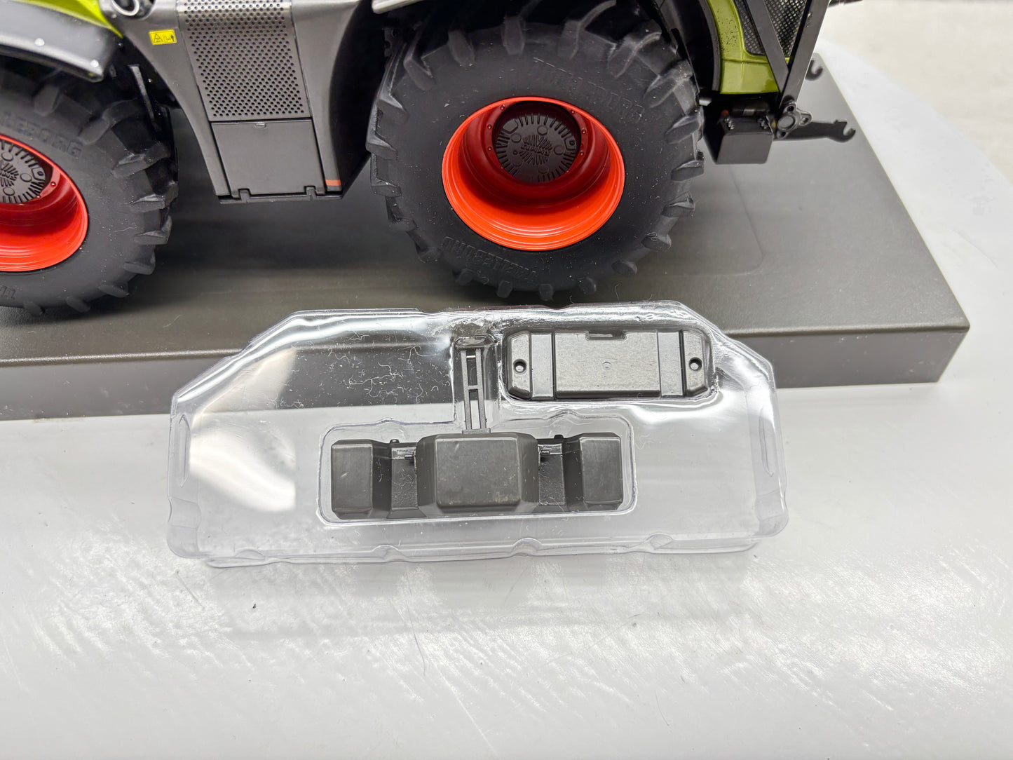 1/32 Claas Xerion 4000 Saddle Trac