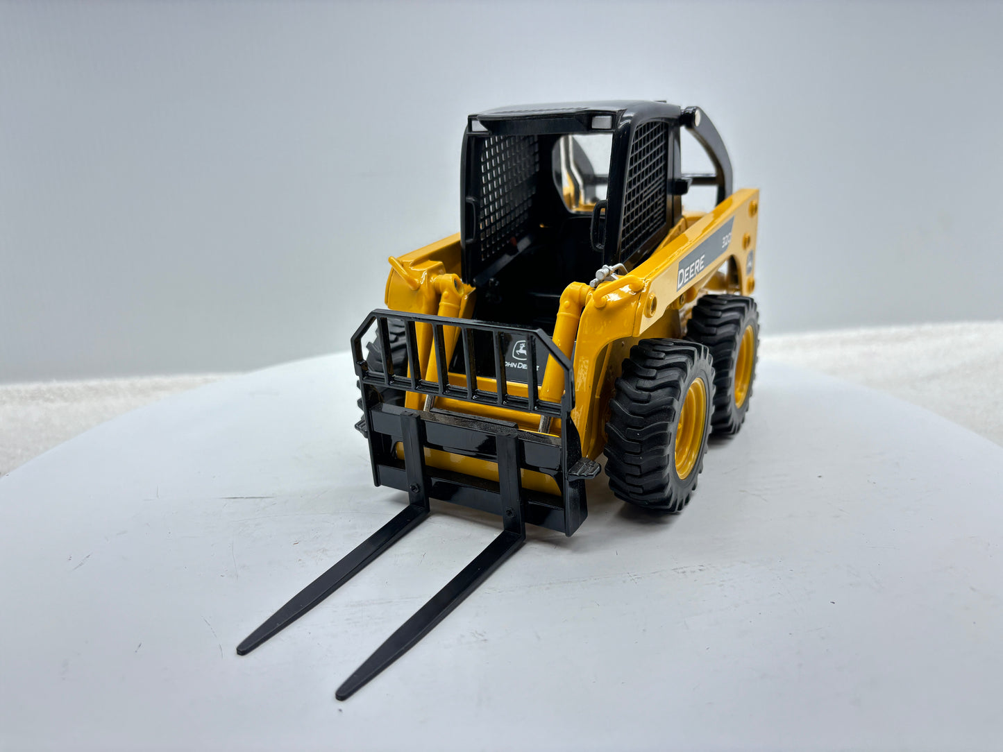 1/16 John Deere 320