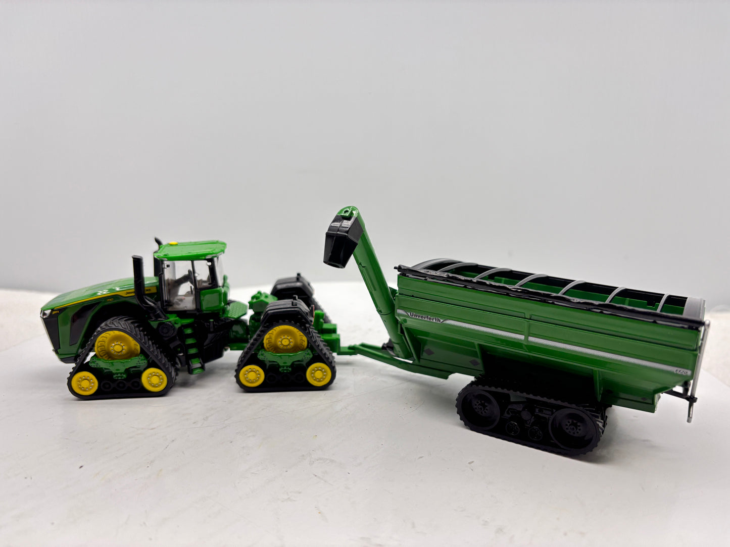 1/64 Unverferth 1120 Tracks Grain Cart Green