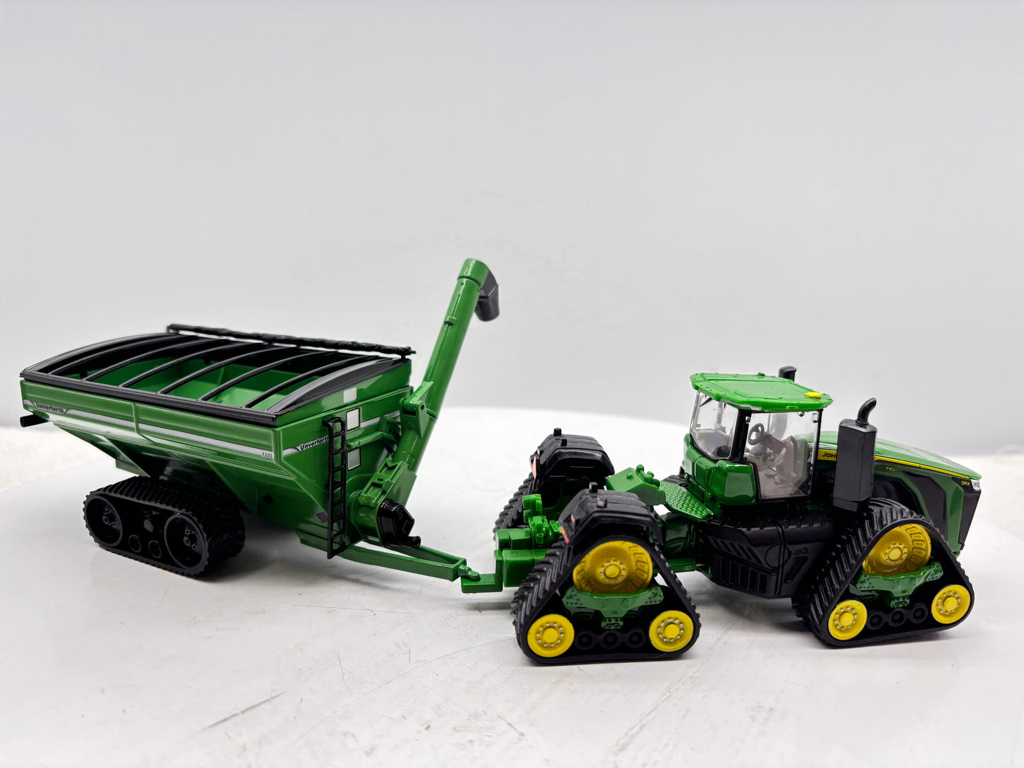1/64 Unverferth 1120 Tracks Grain Cart Green