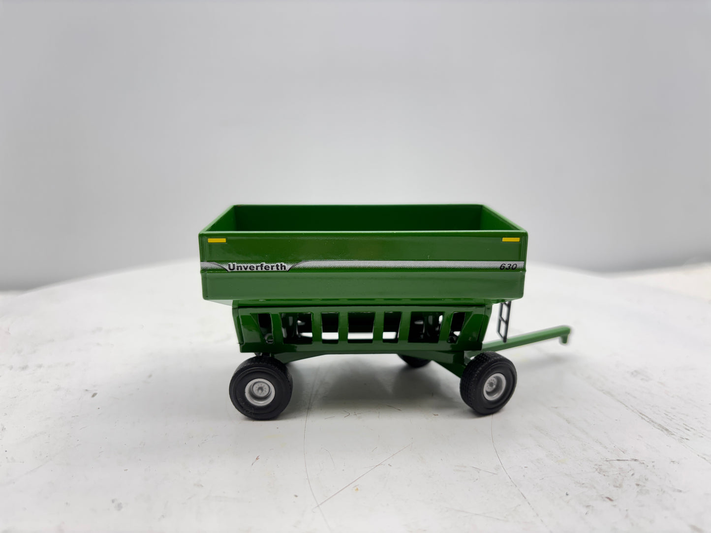 1/64 Unverferth 630 Green Gravity Wagon