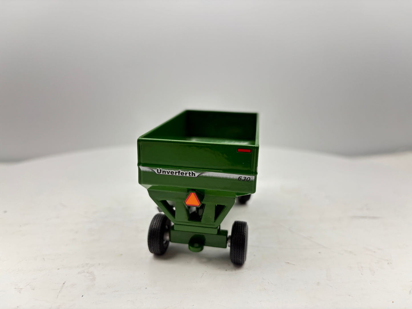 1/64 Unverferth 630 Green Gravity Wagon