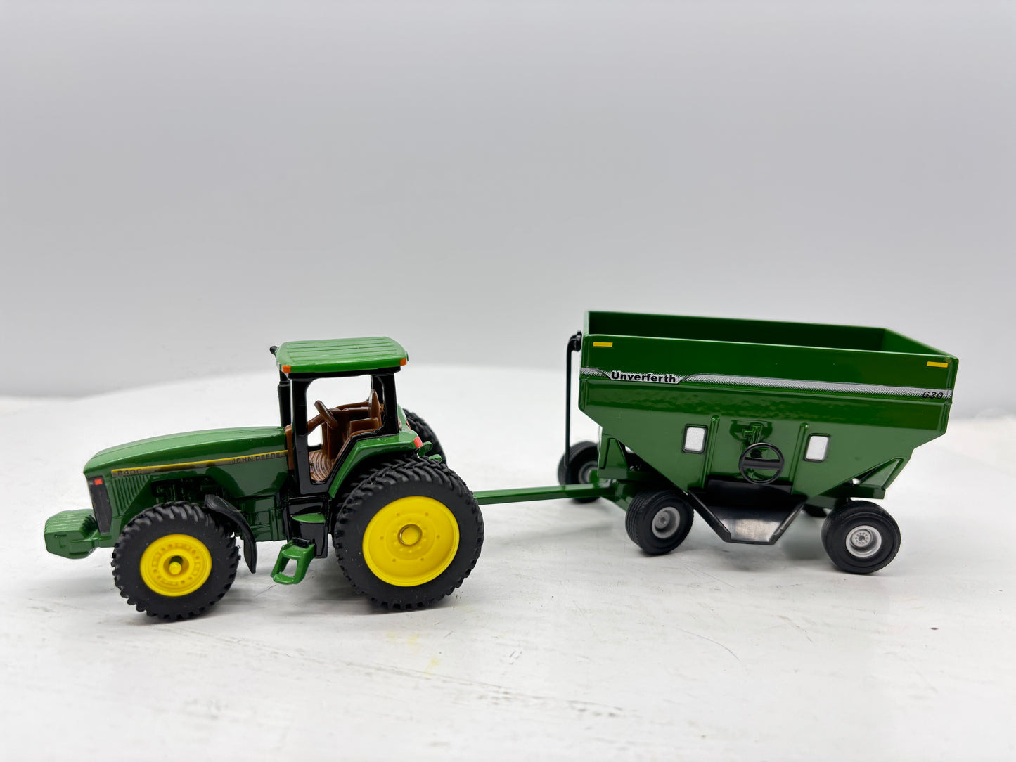 1/64 Unverferth 630 Green Gravity Wagon