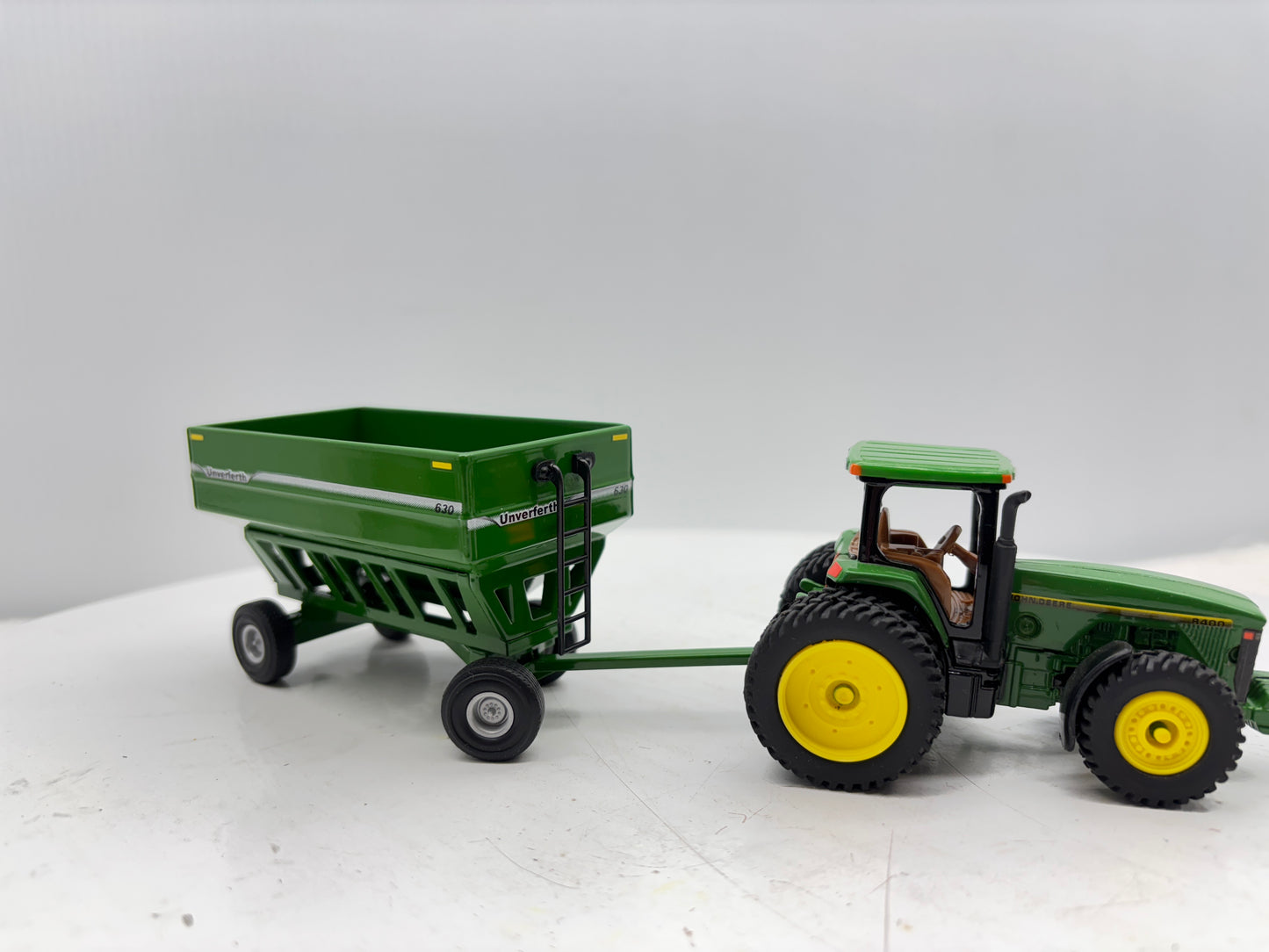 1/64 Unverferth 630 Green Gravity Wagon