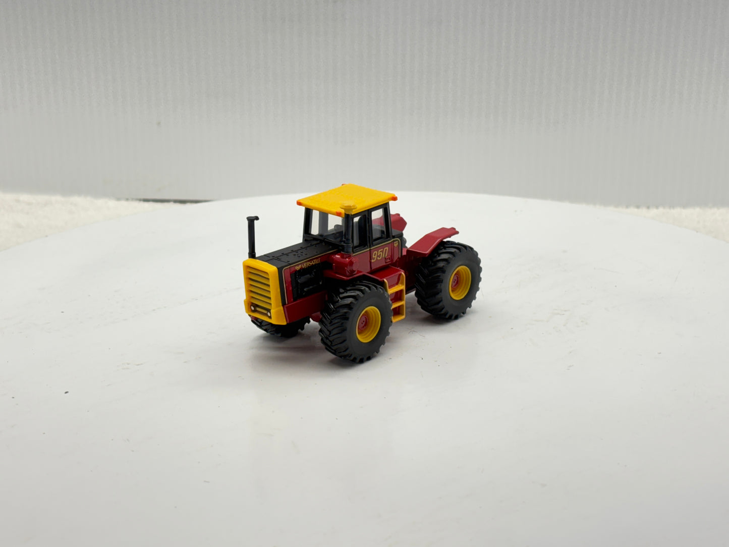 1/64 Versatile 950 Toy Farmer
