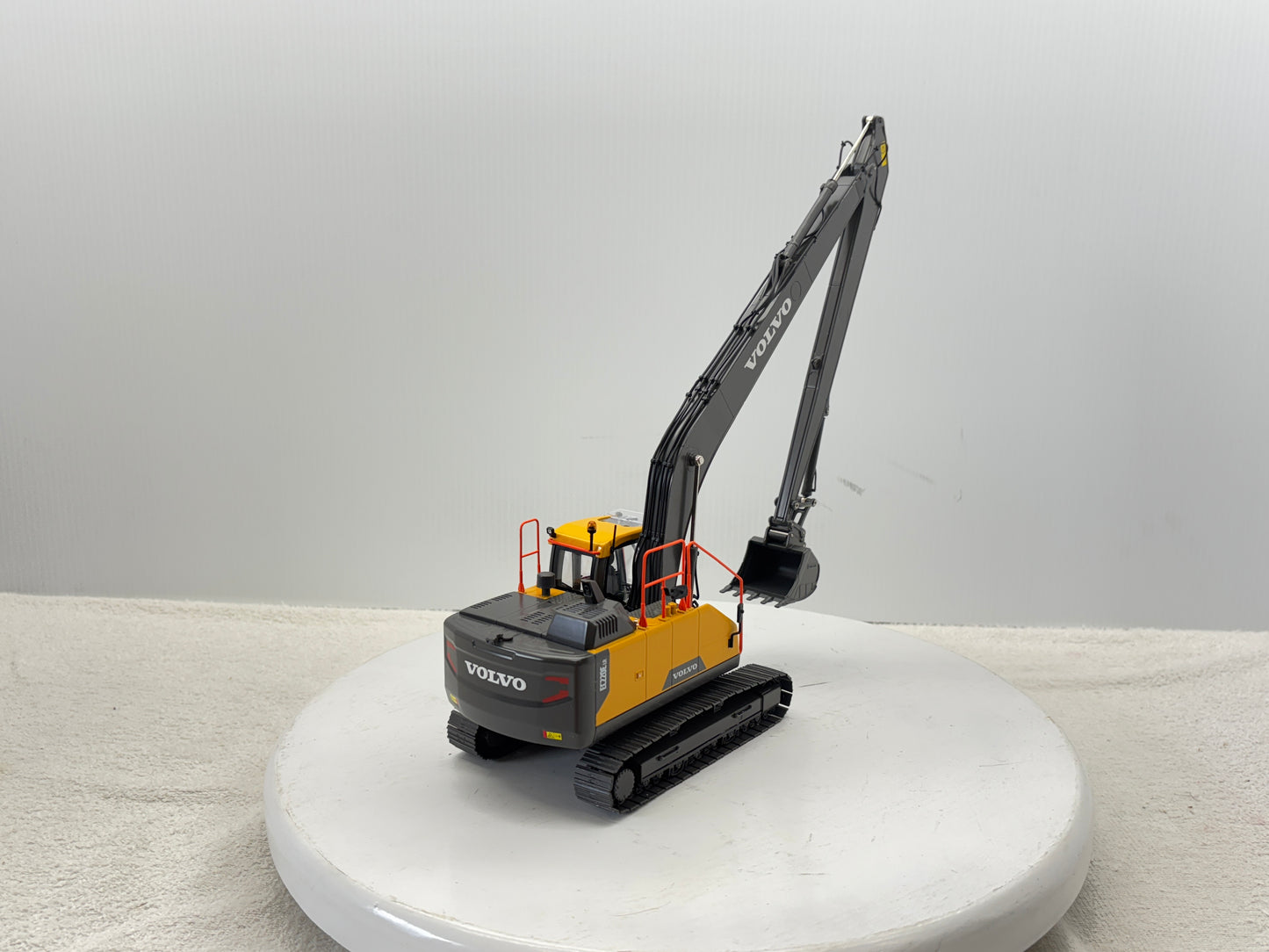 1/32 Volvo EC220ELR