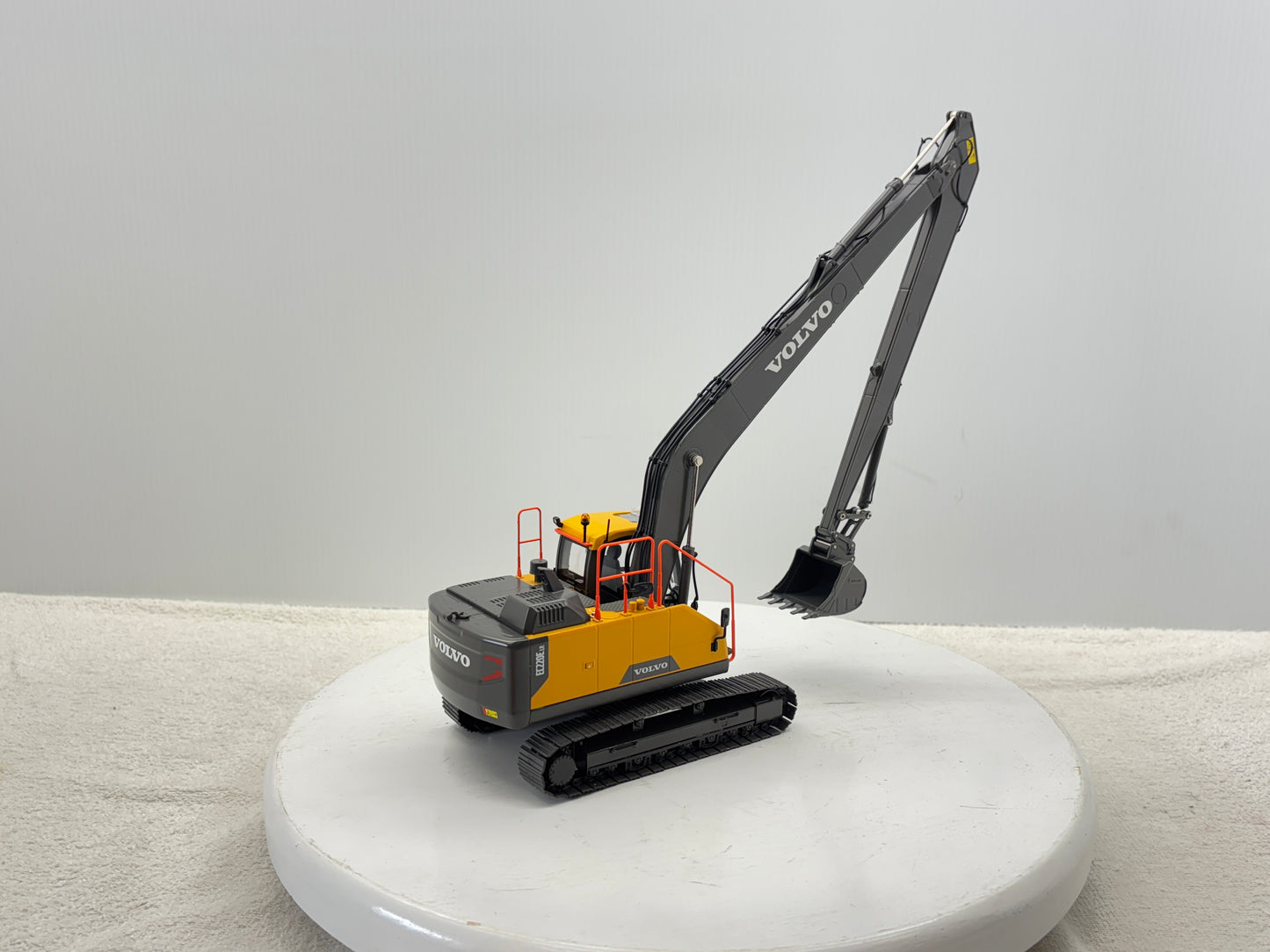 1/32 Volvo EC220ELR