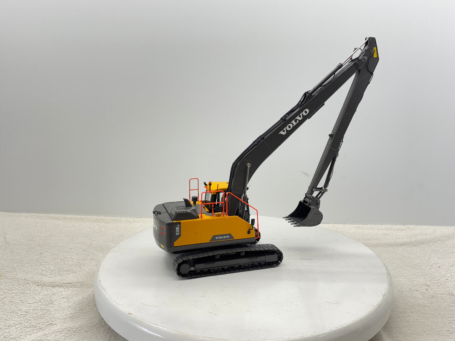 1/32 Volvo EC220ELR