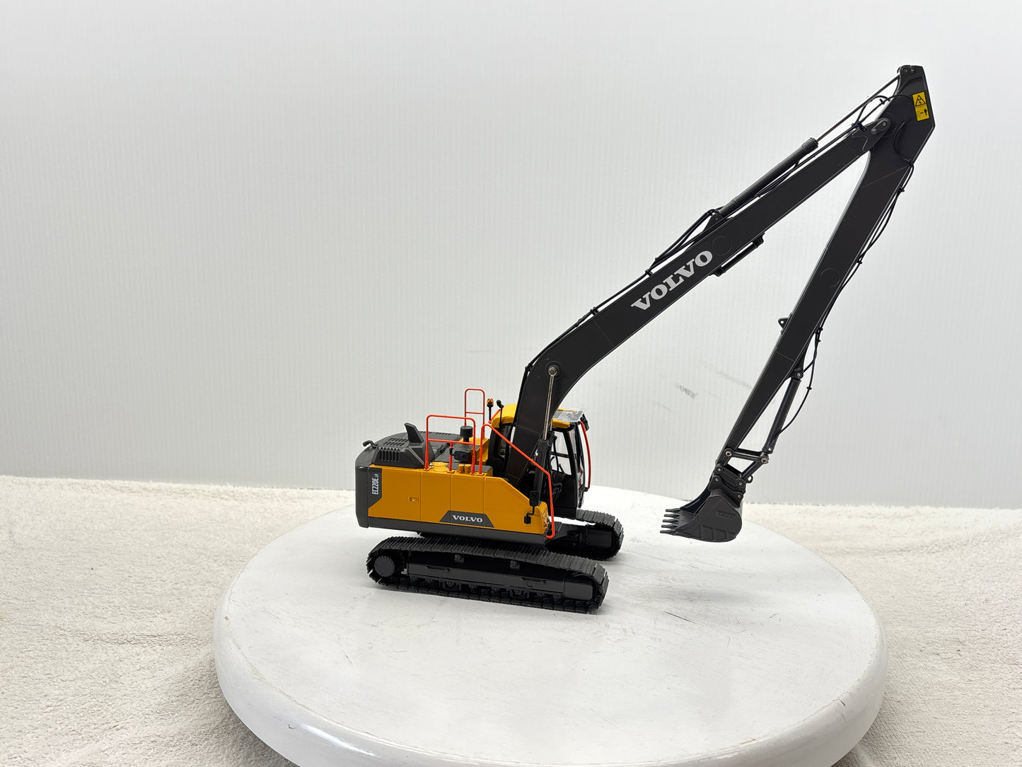 1/32 Volvo EC220ELR