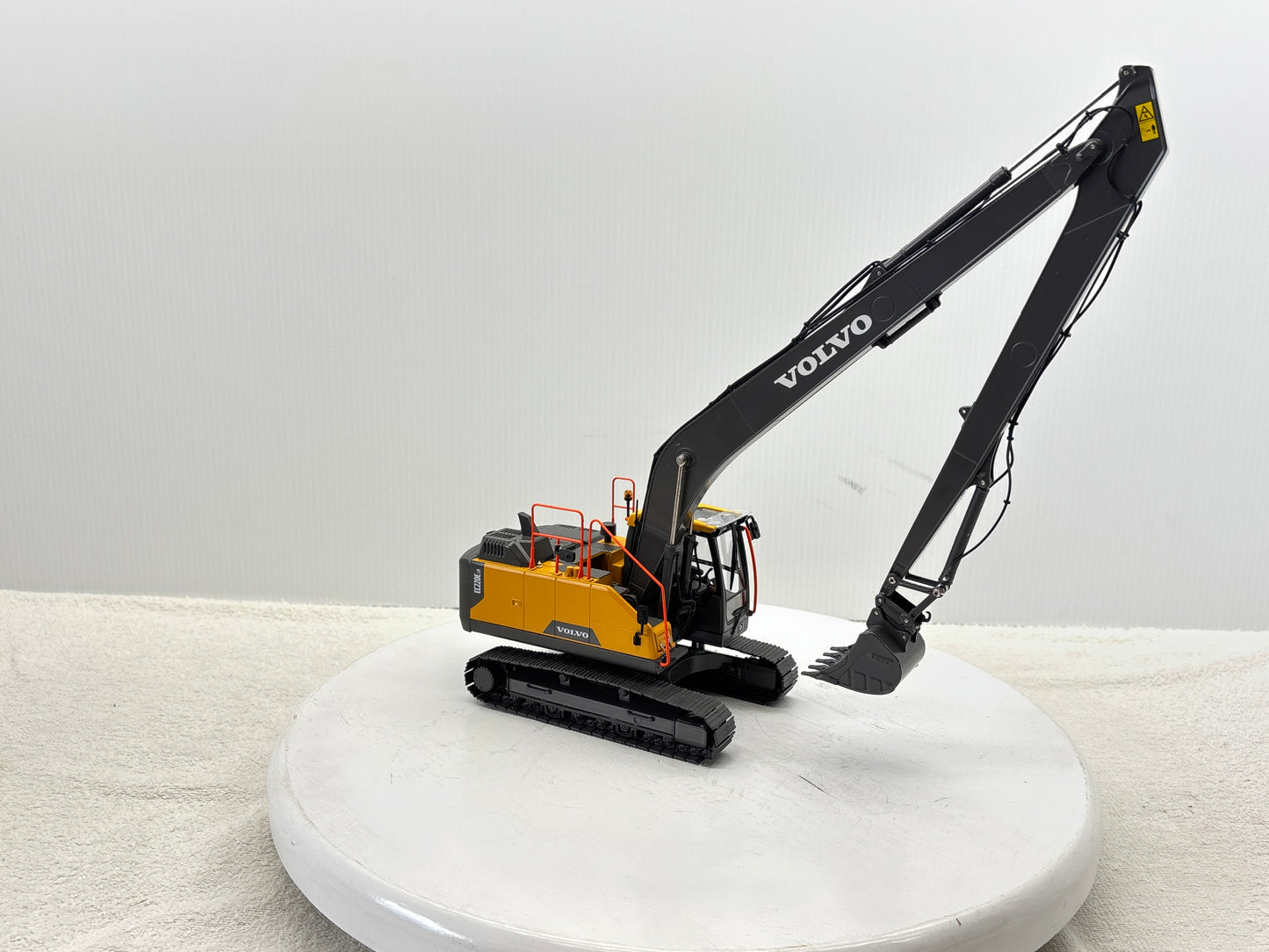 1/32 Volvo EC220ELR